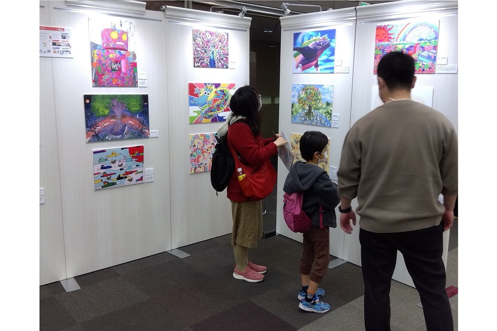 パラリンアート絵画パネルの展示